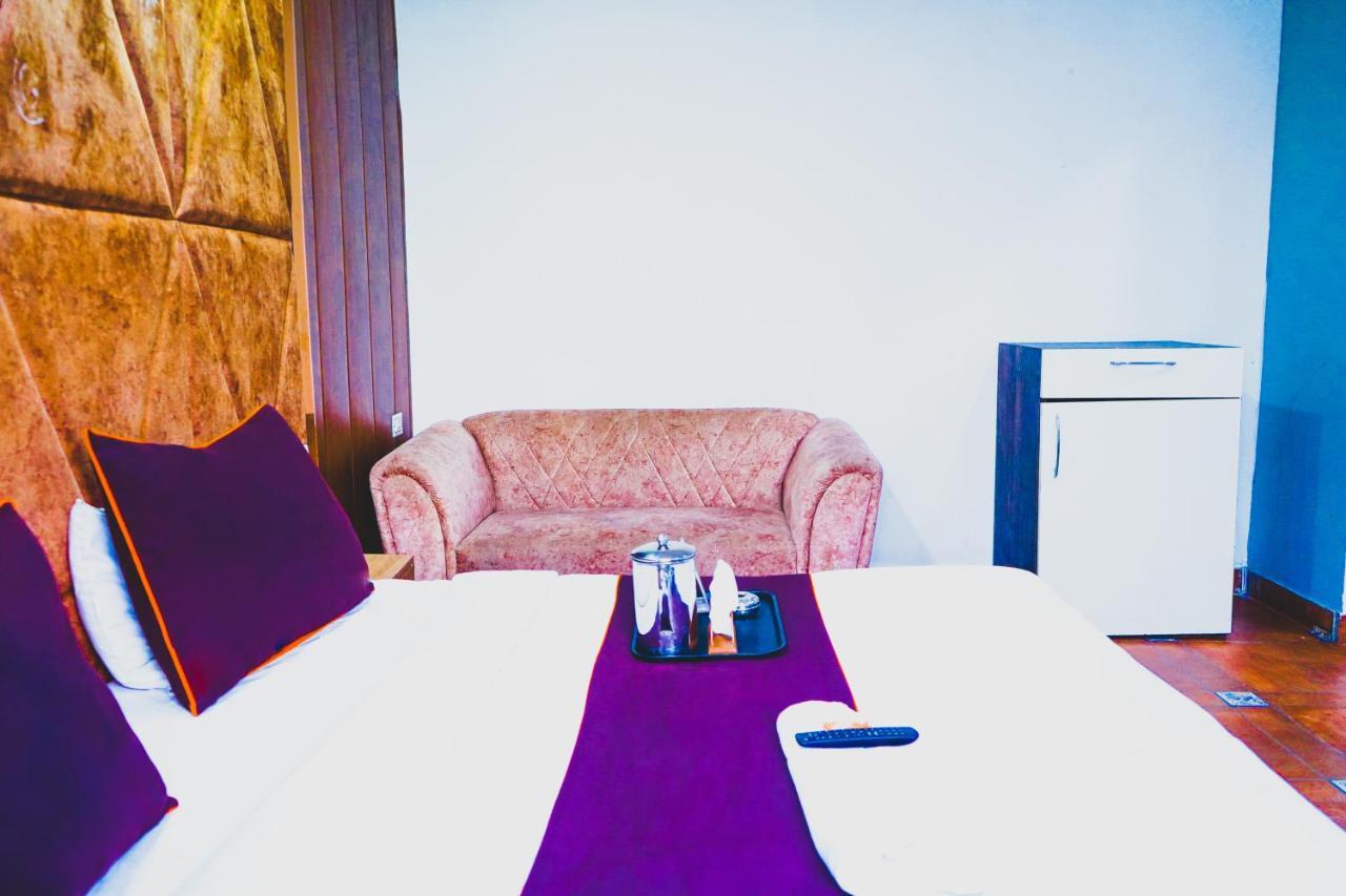 Roomshala 004 Mannat - Shalimar Bagh Hotel New Delhi