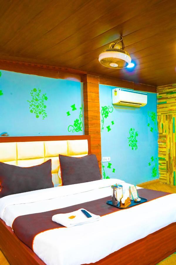 Roomshala 004 Mannat - Shalimar Bagh Hotel
